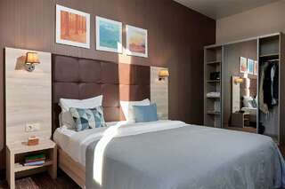 Отель Golden Tulip Краснодар Стандартный номер с кроватью размера king-size-6