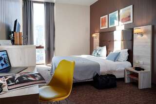 Отель Golden Tulip Краснодар Стандартный номер с кроватью размера king-size-1