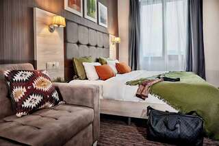 Отель Golden Tulip Краснодар Улучшенный номер с кроватью размера &quot;king size&quot;-8
